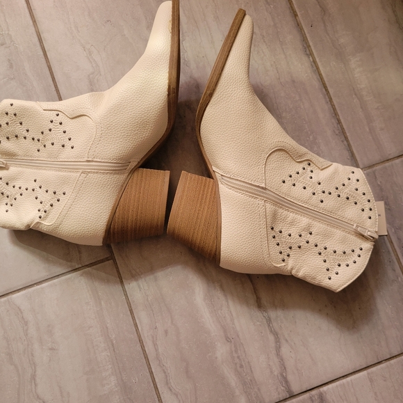 Universal Thread Co. Women  Cream Cowboy Faux Leather Boots SZ 7.5 - Picture 6 of 14